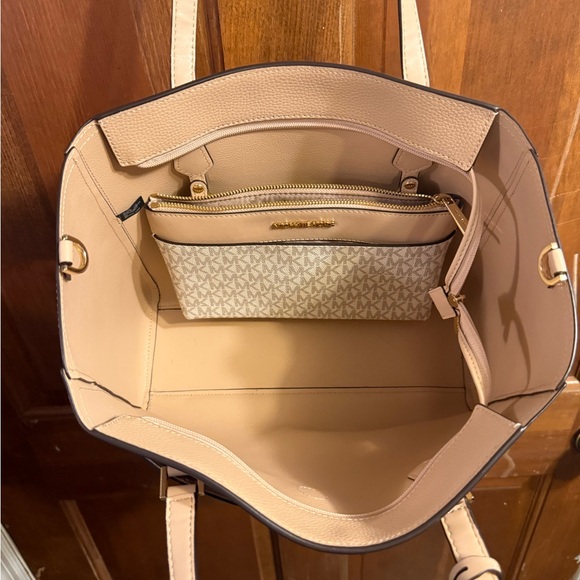 Michael Kors Cream Pebbled Leather Tote with Gold MK Charm - Picture 2 of 6